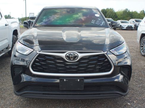 Used 2023 Toyota Highlander L FWD image 2