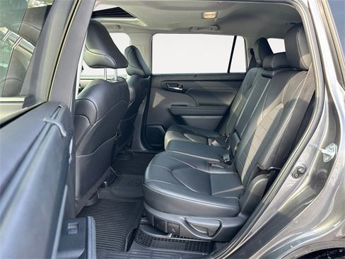 Used 2024 Toyota Highlander XLE image 13