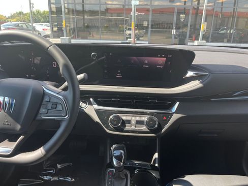 Used 2025 Buick Envista Sport Touring image 18