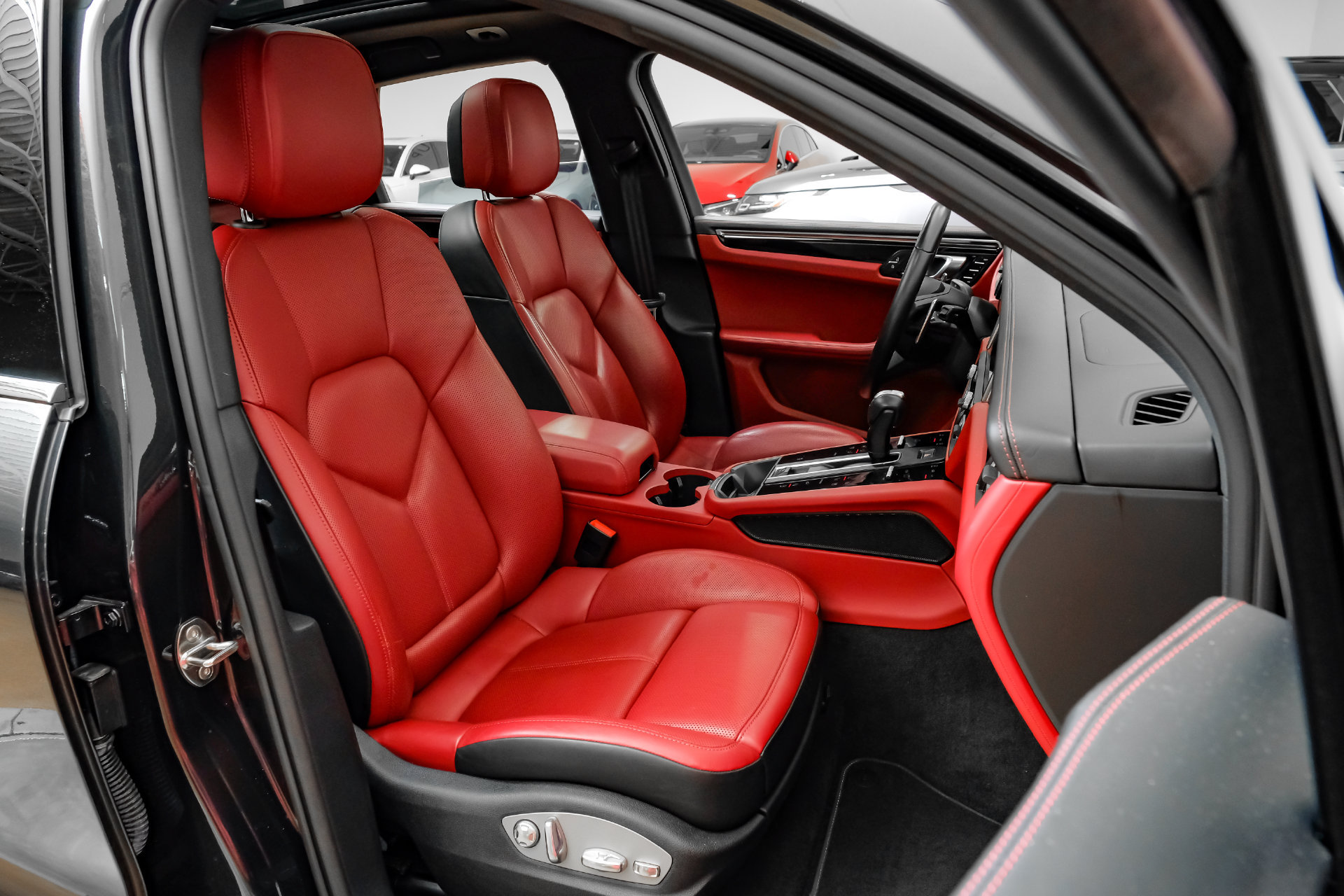 Used 2024 Porsche Macan AWD/4WD image 36