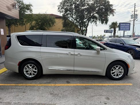 Used 2020 Chrysler Pacifica Touring-L FWD image 5