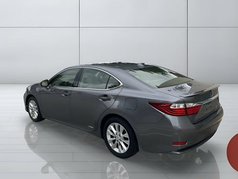 Used 2015 Lexus ES 300h w/ Navigation System Package FWD image 2