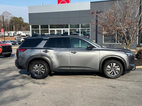 Certified 2024 Nissan Pathfinder SV image 2