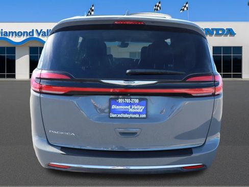 Used 2022 Chrysler Pacifica Touring-L image 5
