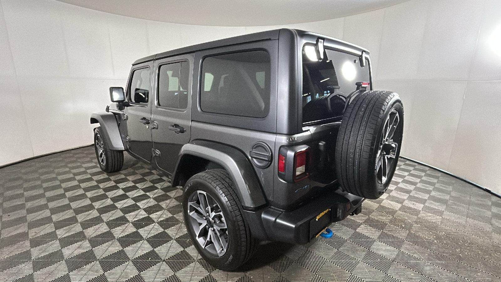 Used 2024 Jeep Wrangler Unlimited w/ Technology Group AWD/4WD image 5