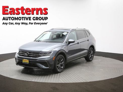 Used 2022 Volkswagen Tiguan SE w/ Panoramic Sunroof Package image 57