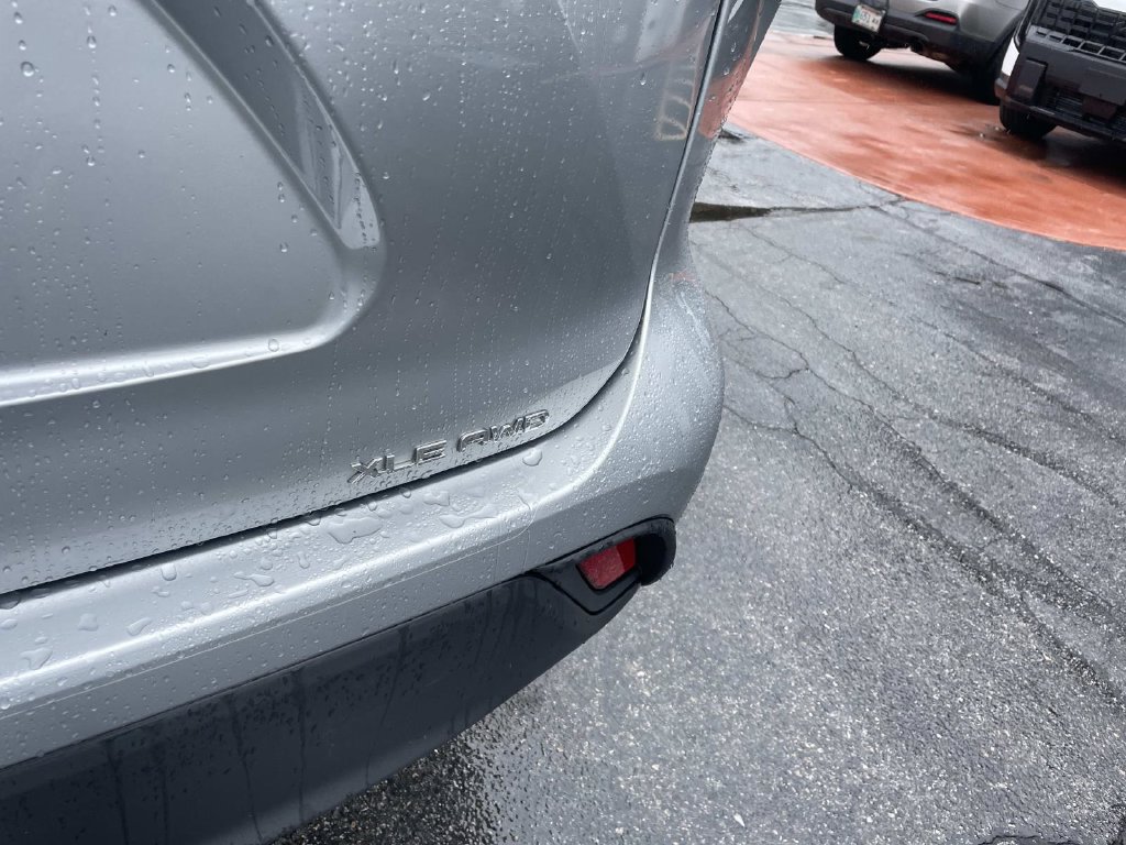 Used 2022 Toyota Highlander XLE AWD/4WD image 6
