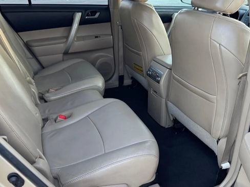 Used 2011 Toyota Highlander SE w/ Tow Pkg image 13