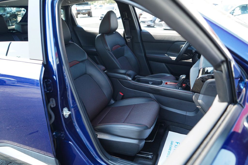 Used 2025 Nissan Kicks SR FWD image 12