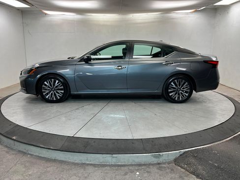 Used 2024 Nissan Altima 2.5 SV image 2