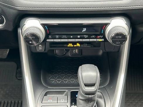 Used 2025 Toyota RAV4 XLE AWD/4WD image 51