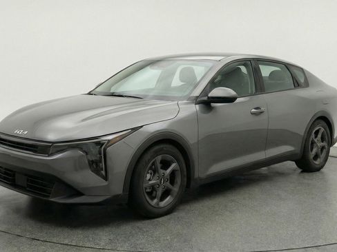 Used 2025 Kia K4 LXS image 3