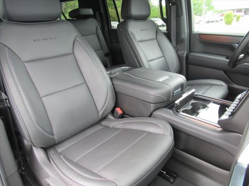 Used 2025 GMC Yukon XL Denali AWD/4WD image 9