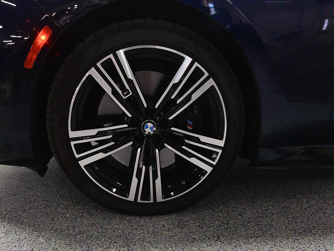 Used 2023 BMW i7 xDrive60 AWD/4WD image 5