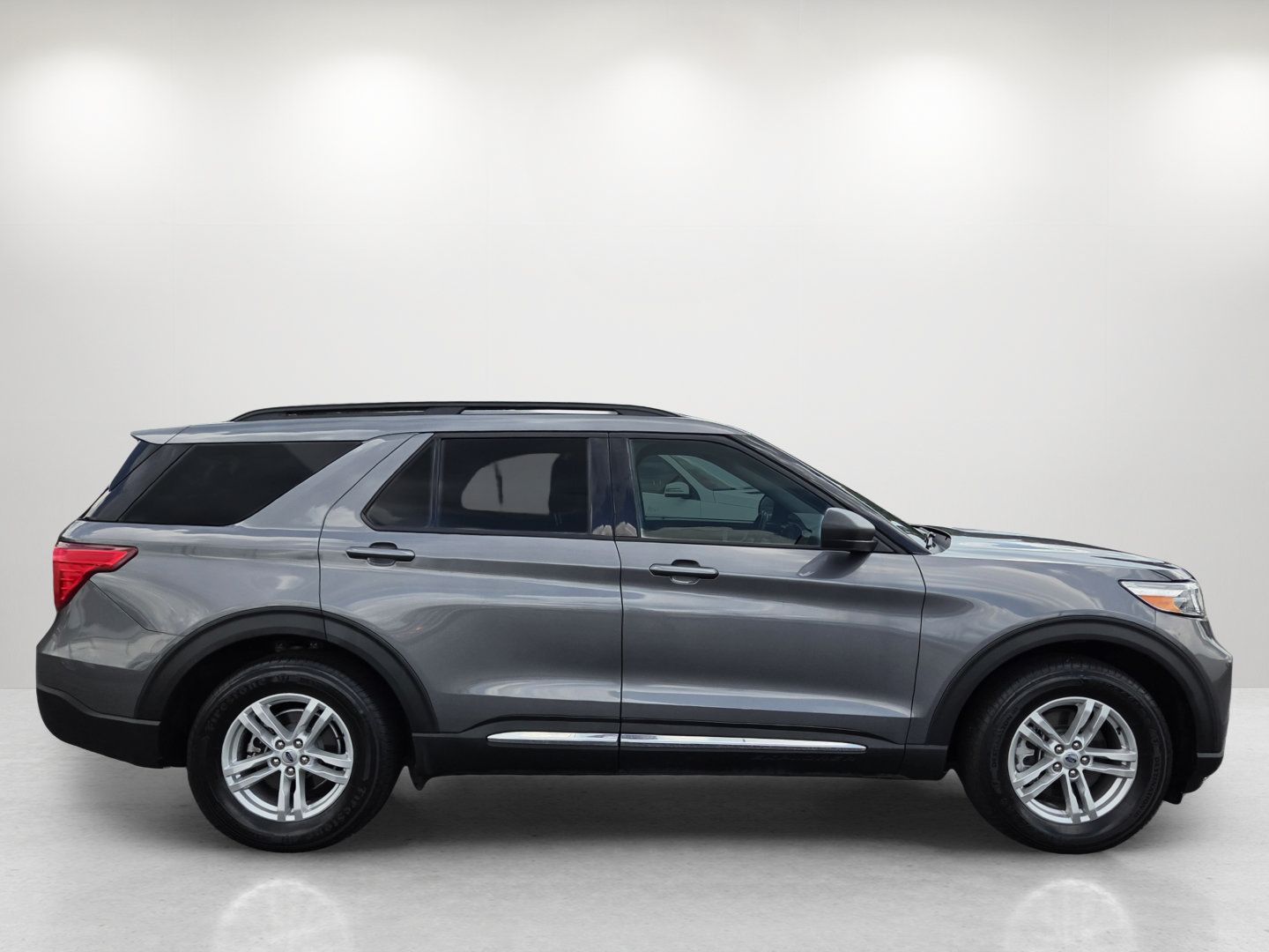 Used 2021 Ford Explorer XLT w/ Class III Trailer Tow Package RWD image 4
