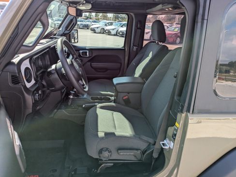 Used 2025 Jeep Wrangler Sport image 11