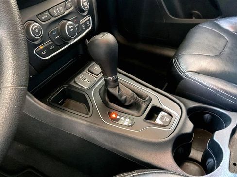 Used 2020 Jeep Cherokee Latitude FWD image 11