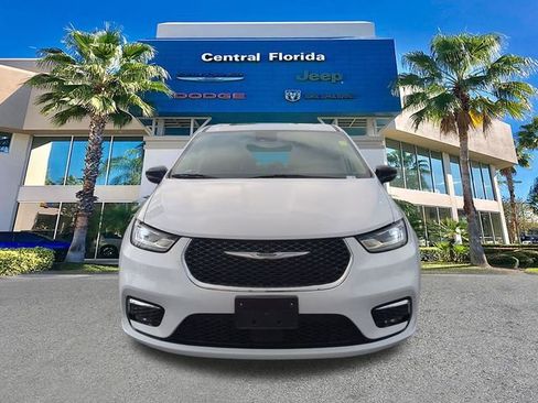 Used 2024 Chrysler Pacifica Limited image 3