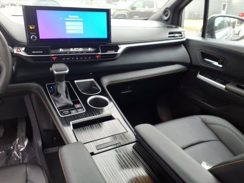 Certified 2025 Toyota Sienna XLE Woodland Edition image 12