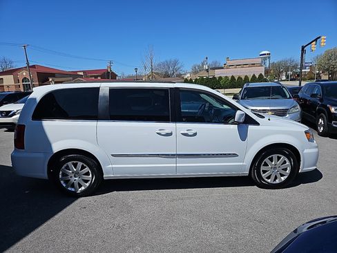 Used 2016 Chrysler Town & Country Touring image 8