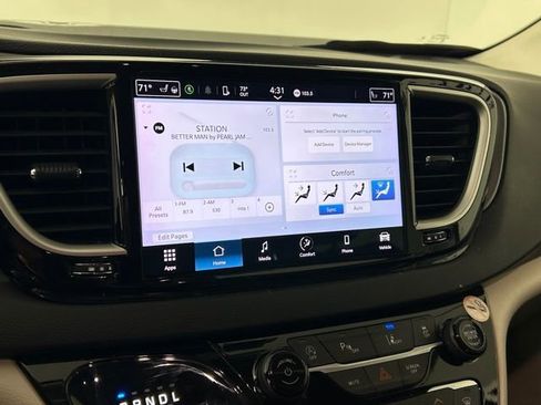 Used 2023 Chrysler Pacifica Touring-L image 21