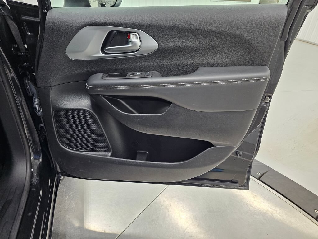 Used 2023 Chrysler Pacifica Touring FWD image 30