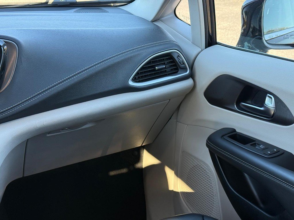 Certified 2024 Chrysler Pacifica Limited FWD image 13