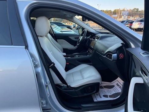 Used 2017 Jaguar F-PACE Prestige image 9