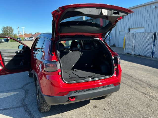 Used 2025 Jeep Compass Trailhawk w/ Trailhawk Elite Group AWD/4WD image 12