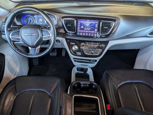 Used 2018 Chrysler Pacifica Touring-L Plus image 17