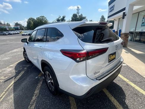 Used 2022 Toyota Highlander XLE image 6