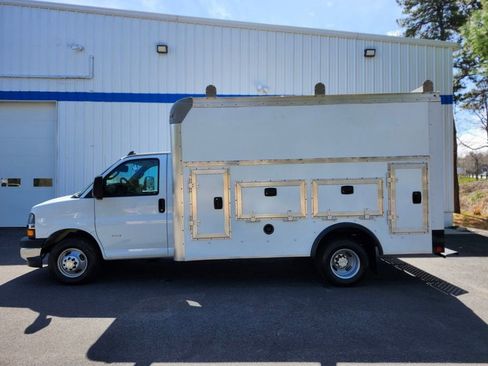 Used 2022 Chevrolet Express 3500 w/ Power Convenience Package RWD image 2
