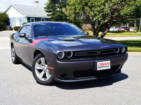 Used 2019 Dodge Challenger SXT image 18