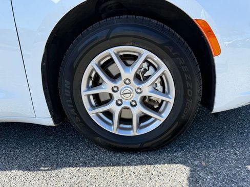 Used 2024 Chrysler Pacifica Touring-L image 7