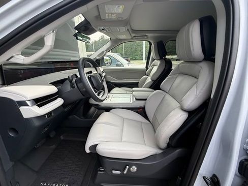 Used 2025 Lincoln Navigator L Reserve AWD/4WD image 11