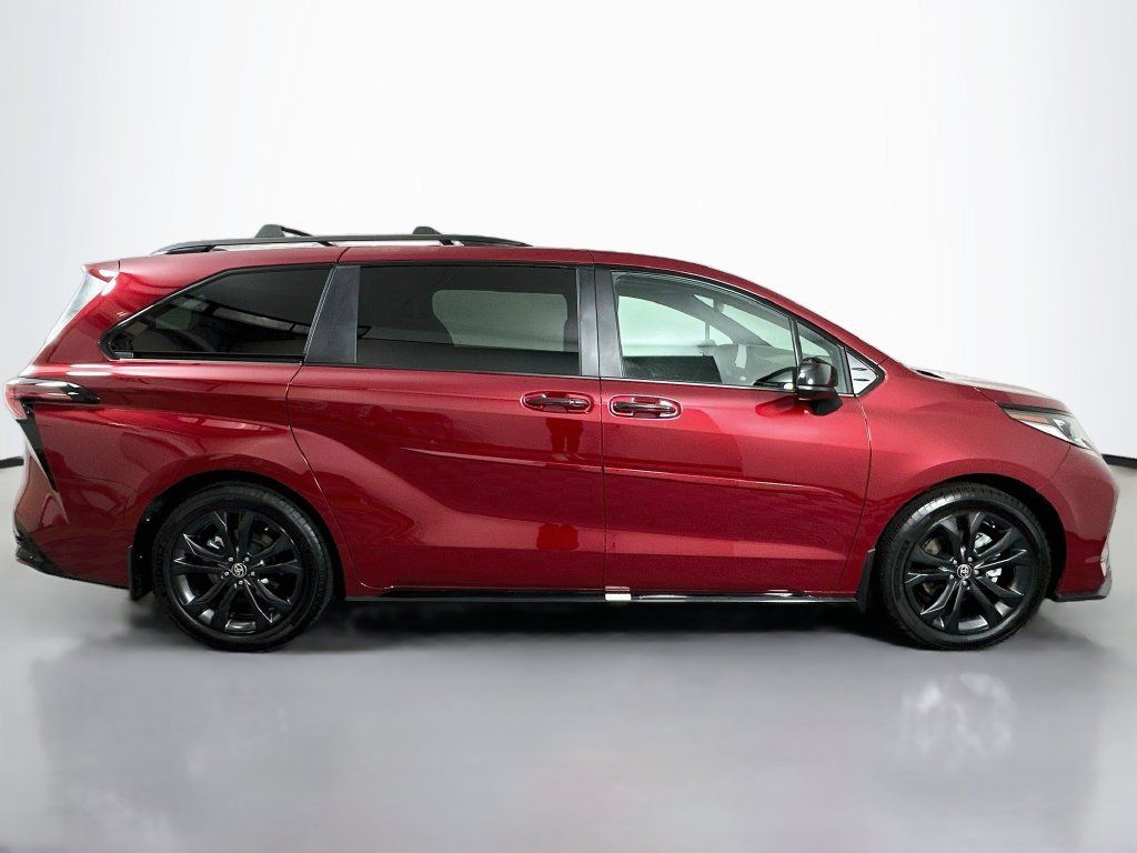 Used 2026 Toyota Sienna XSE FWD image 4