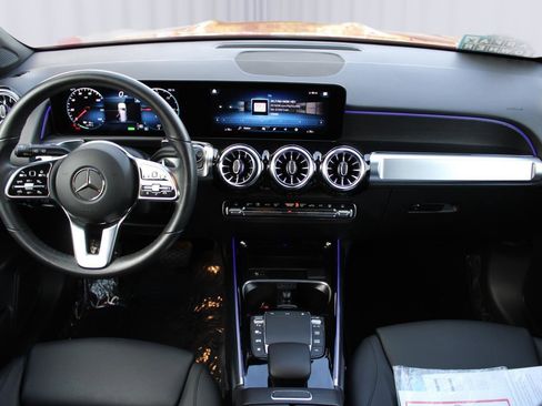 Used 2023 Mercedes-Benz EQB 300 4MATIC image 2