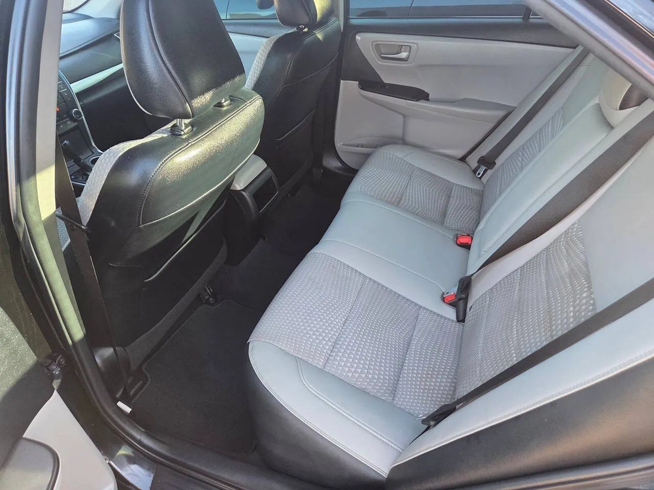 Used 2015 Toyota Camry SE FWD image 4