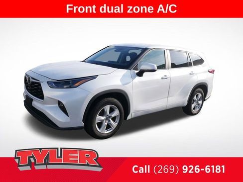 Used 2023 Toyota Highlander LE image 3