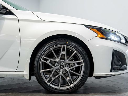 Used 2023 Nissan Altima 2.0 SR FWD image 9