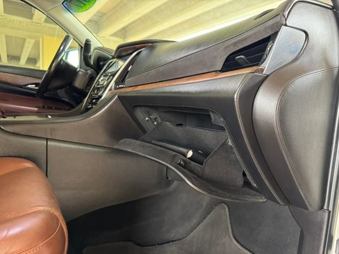 Used 2017 Cadillac Escalade ESV Luxury image 31