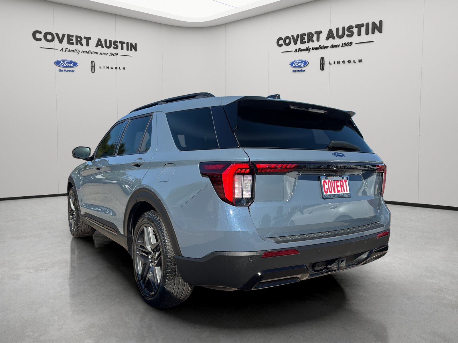 Used 2025 Ford Explorer ST-Line w/ Premium Package RWD image 3