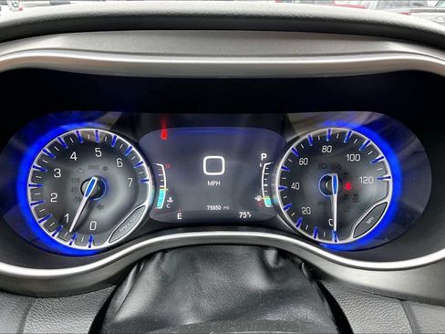 Used 2023 Chrysler Pacifica Touring-L FWD image 19