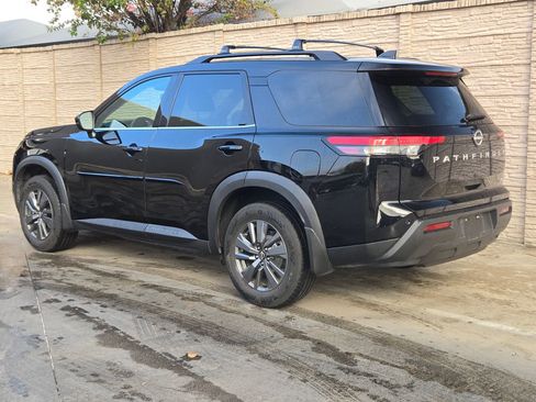 Used 2023 Nissan Pathfinder SV image 5
