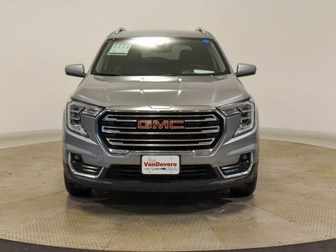 Used 2024 GMC Terrain SLT image 3