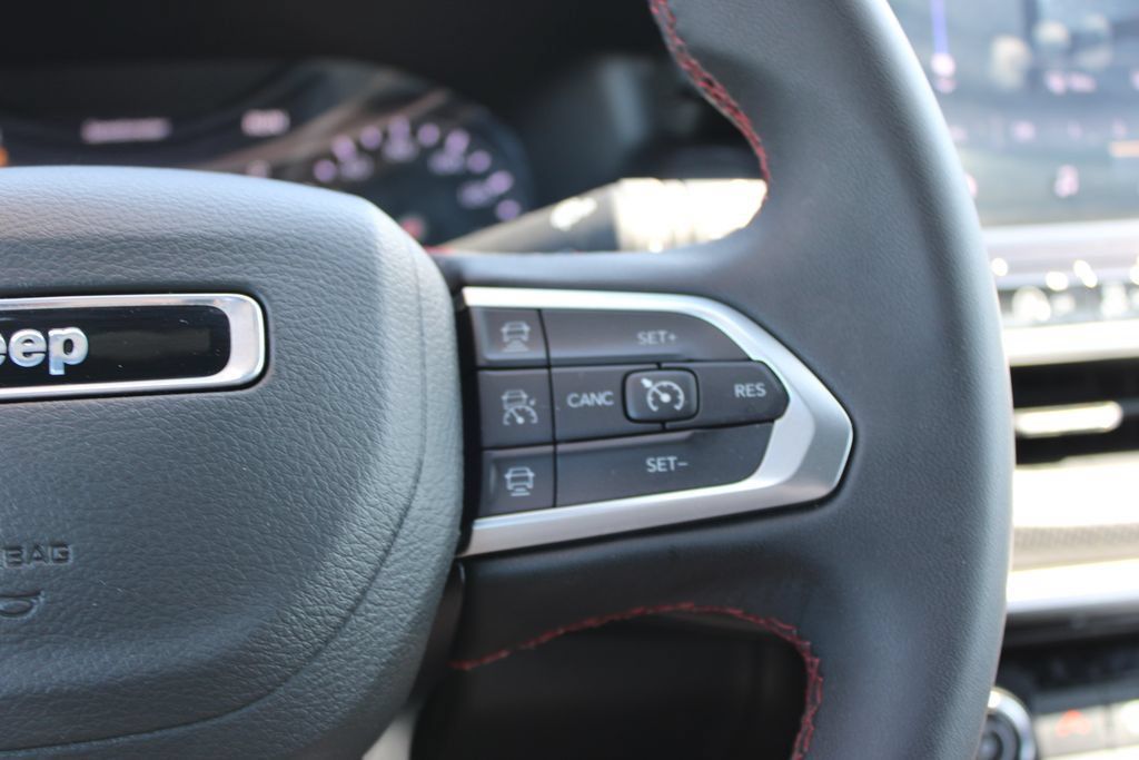Used 2025 Jeep Compass Trailhawk AWD/4WD image 35