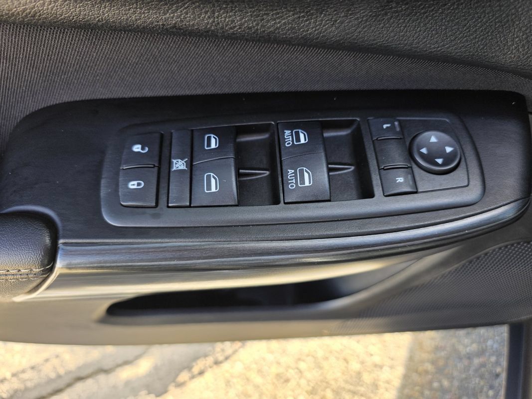 Used 2014 Jeep Cherokee Latitude w/ Cold Weather Group AWD/4WD image 14