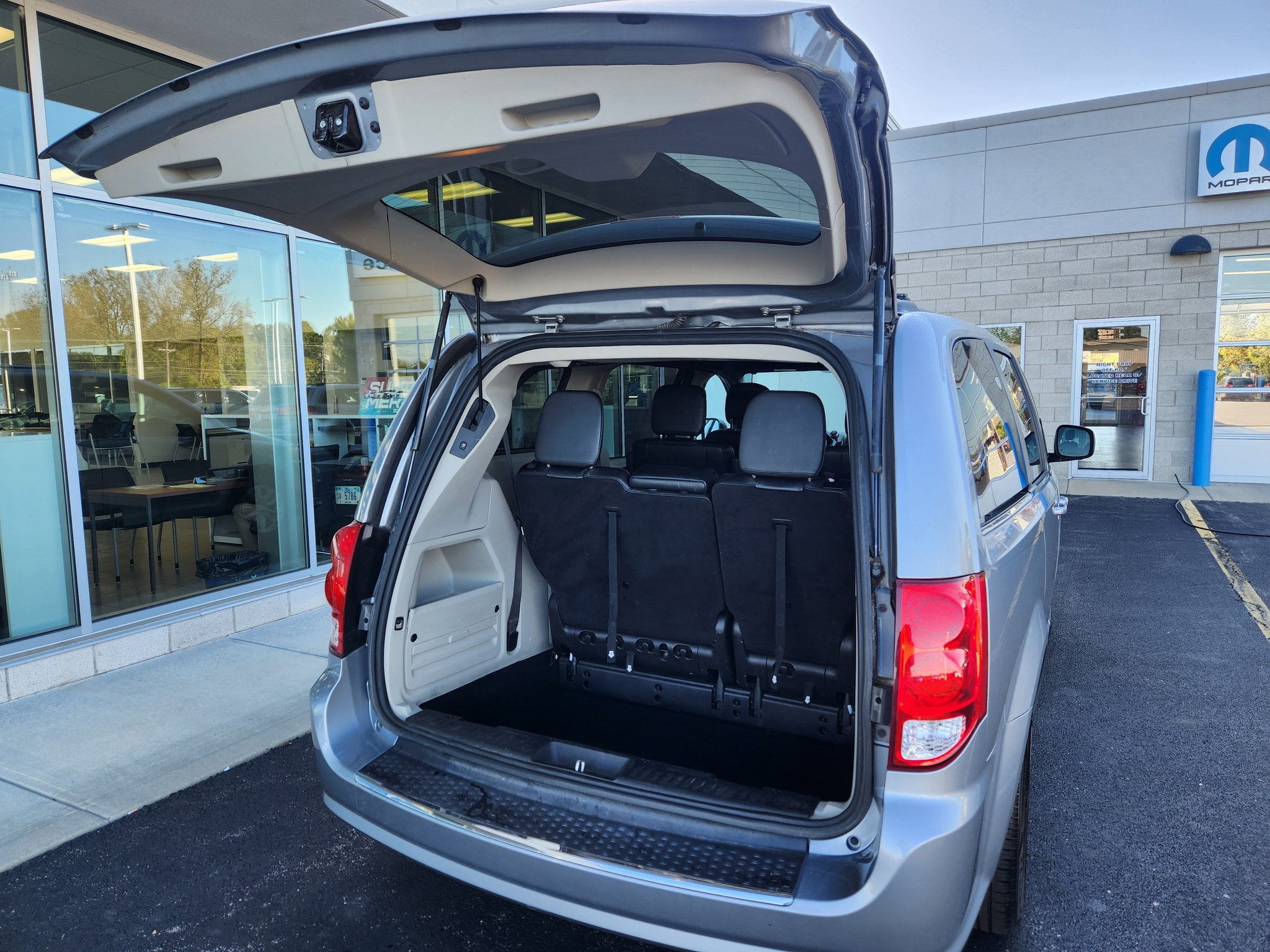 Used 2019 Dodge Grand Caravan SXT FWD image 38