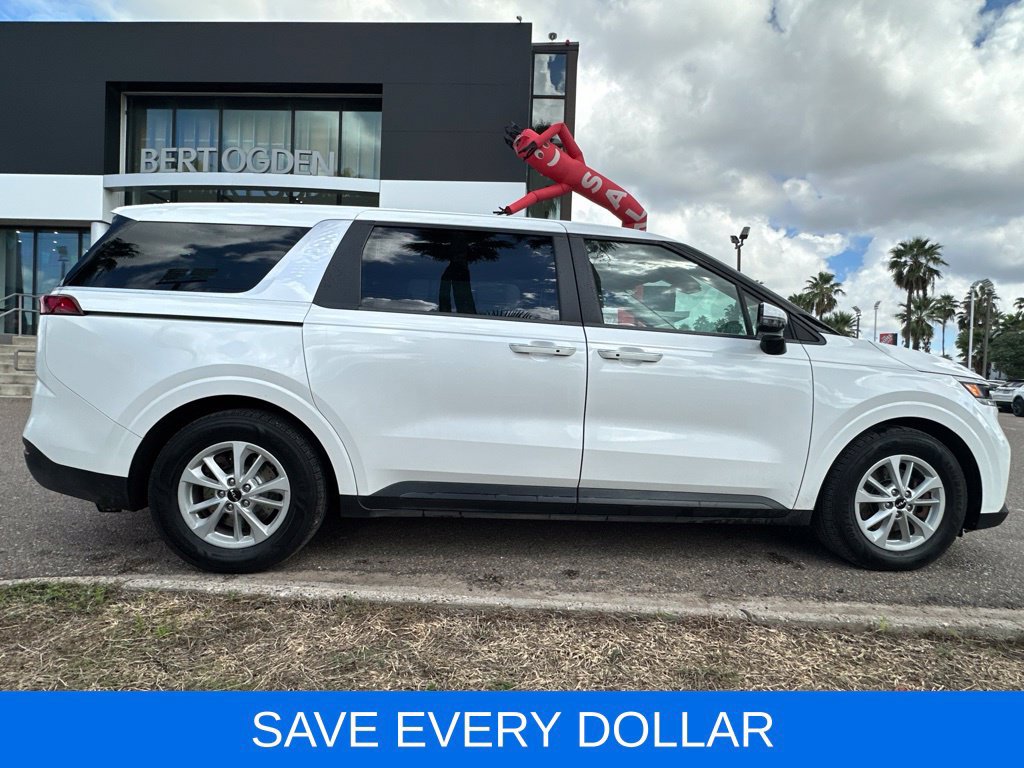 Used 2024 Kia Carnival LX FWD image 3