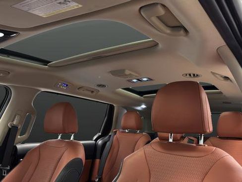 Used 2024 Kia Carnival SX Prestige image 12